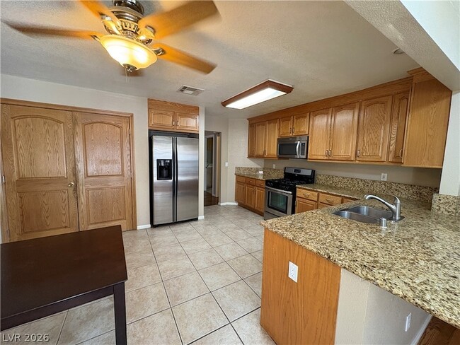 Building Photo - 1737 Sequoia Dr
