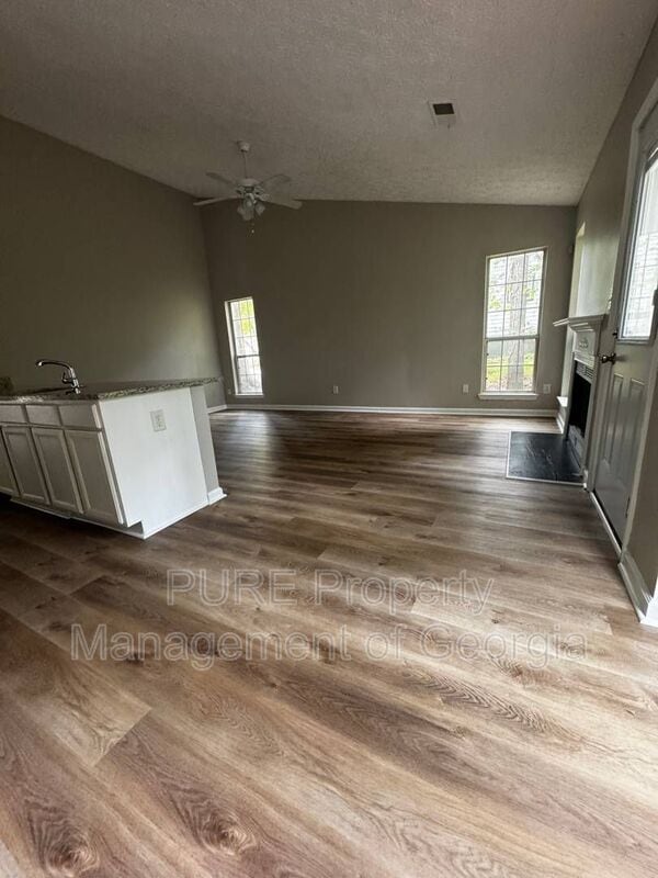 Foto del edificio - 3181 Kings Glen Dr