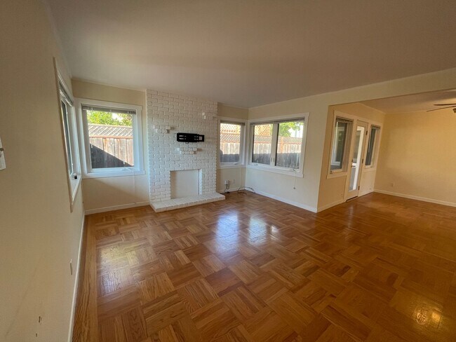 Foto del edificio - Beautiful natural light filled single fami...