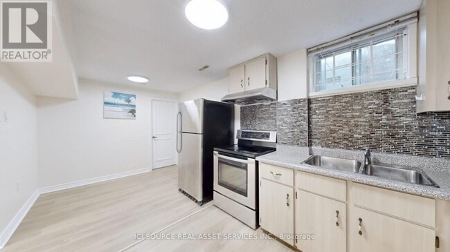 Building Photo - 6 Queenscourt Dr