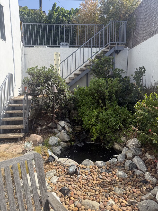 Building Photo - 714 N Maria Ave