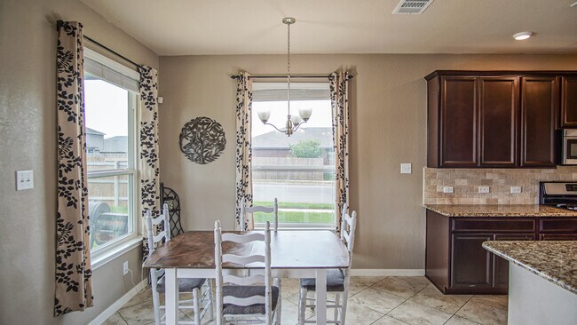 eat in kitchen area - 272 Lillianite