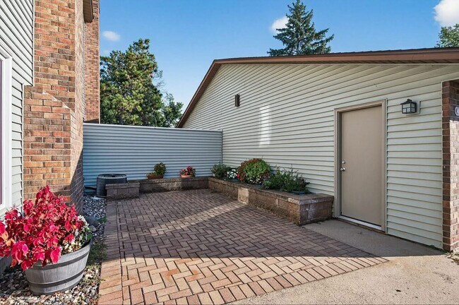 Foto del edificio - 4682 Lenore Ln