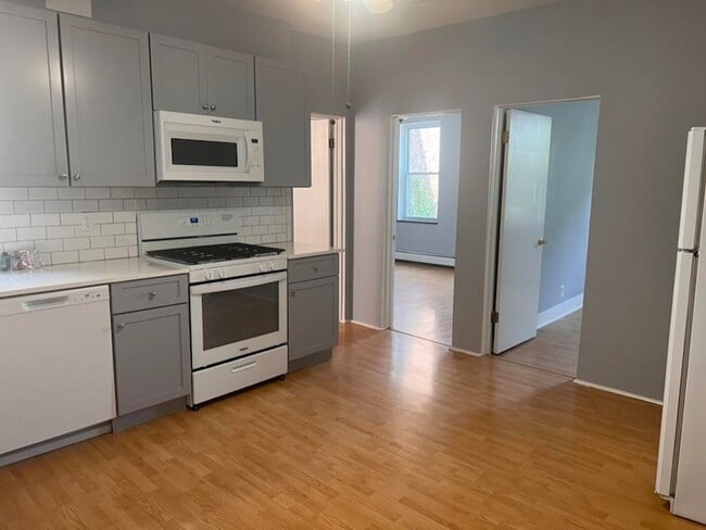 Building Photo - 668-670 Kennedy Boulevard Unit 8
