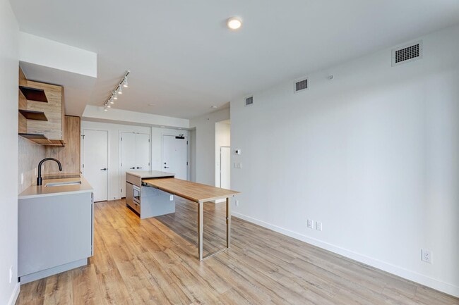 Building Photo - 10448-10448 University Dr