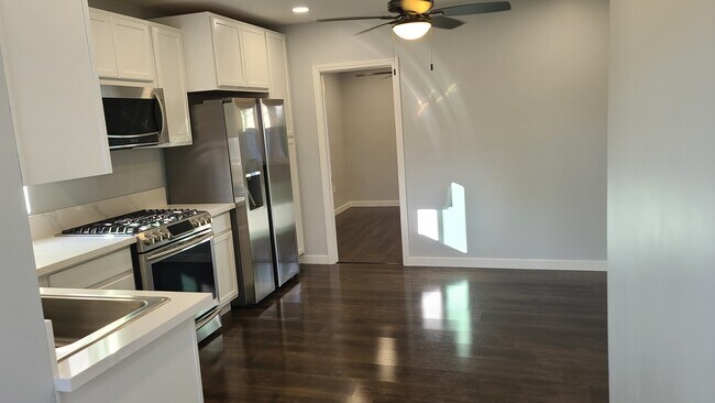 Building Photo - 1005 La Solana Dr