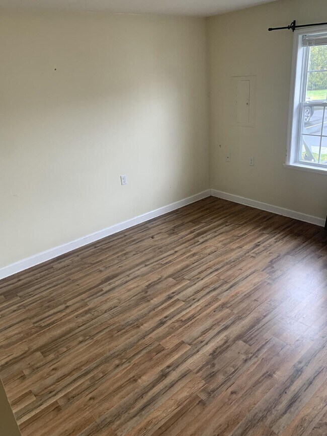 Building Photo - "Charming 3-Bedroom Townhouse with Hardwoo...