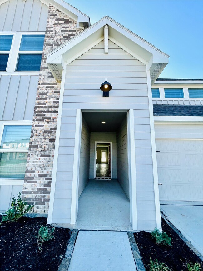 Building Photo - 3310 Silverton Dr