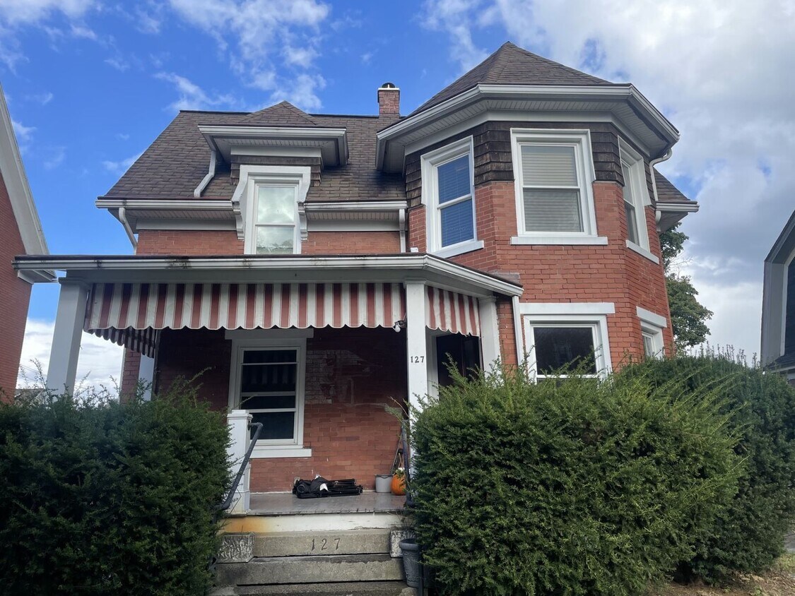 Primary Photo - Fully Furnished Student House 4 Blocks fro...