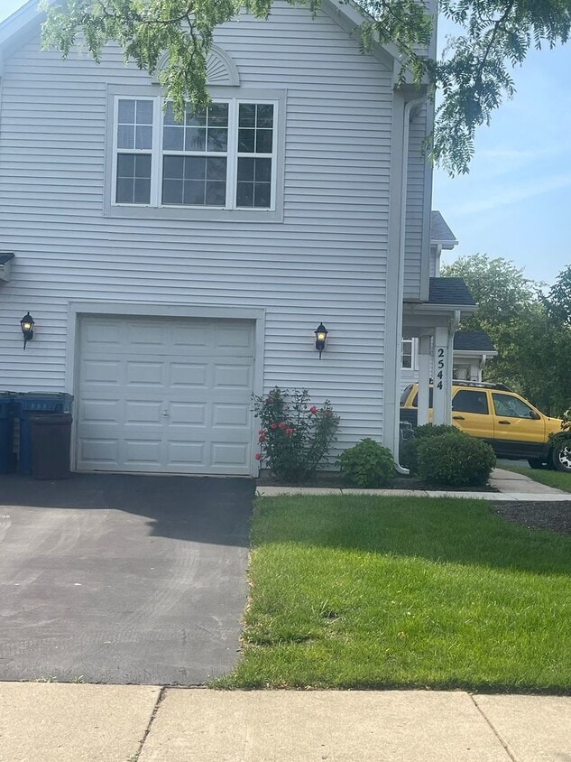 Building Photo - 2544 Dickens Dr