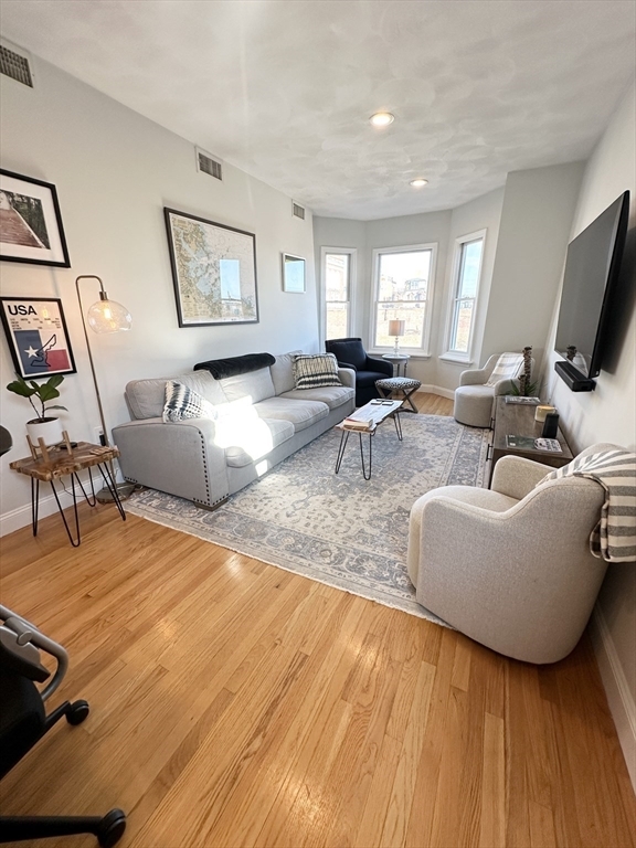 Foto del edificio - 587 E 4th St