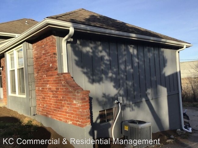 Building Photo - 4 br, 3 bath House - 3612 E 104th St.