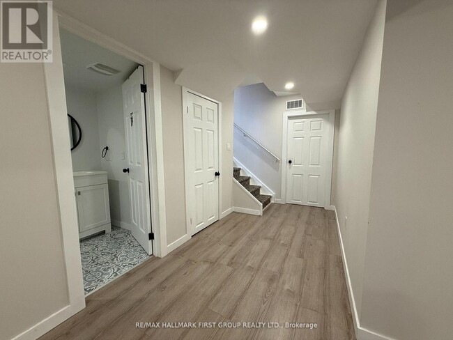 Building Photo - 12 Crombie St