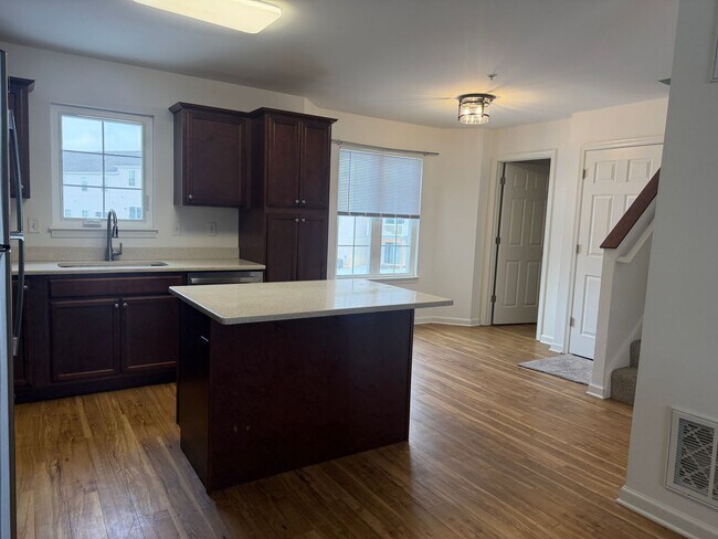 Foto del edificio - 12-12 Creekside Dr