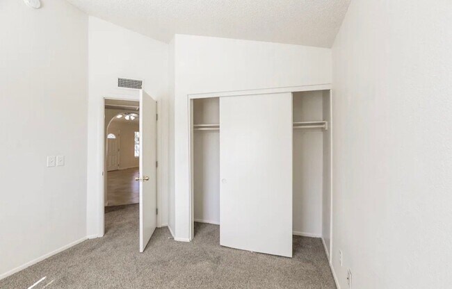 Foto del edificio - 8917 W Indianola Ave