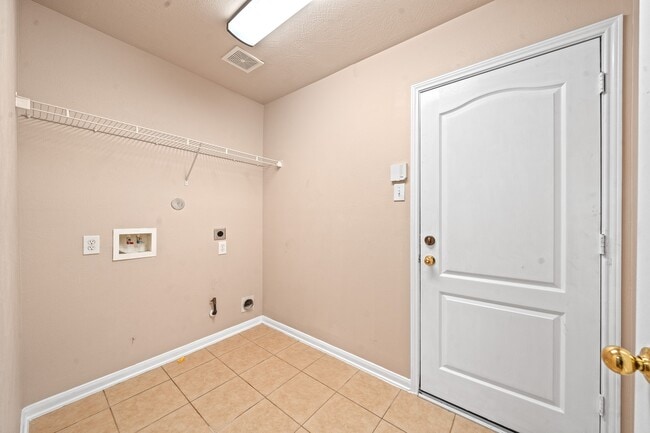 Building Photo - 10315 Kennewick Dr