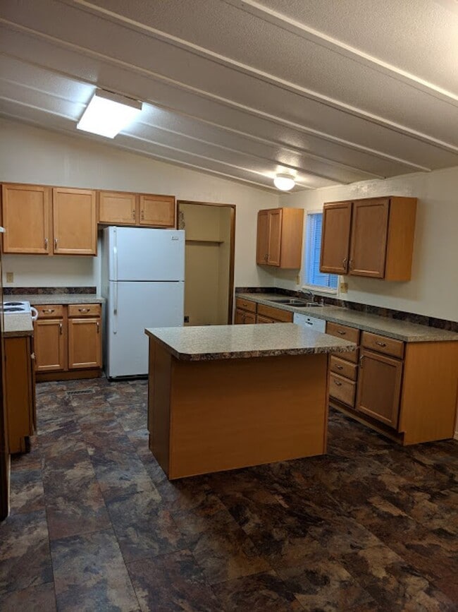 Building Photo - Three Bedroom Two Bathroom Mobile Home for...