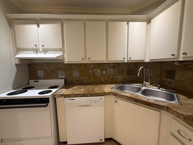 Building Photo - 136 NE 19th Ct