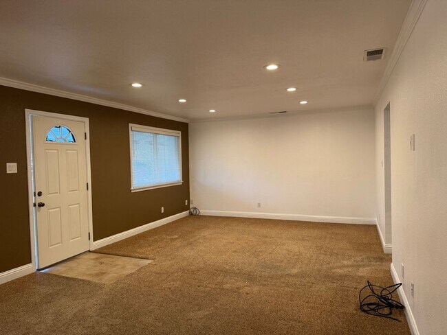 Foto del edificio - Single level home on large lot