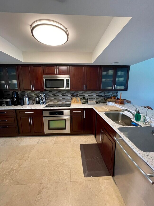 Building Photo - 1045 Ocean Dr