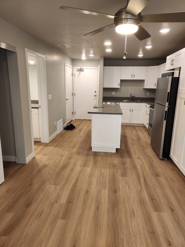 Building Photo - 1032 E 400 S