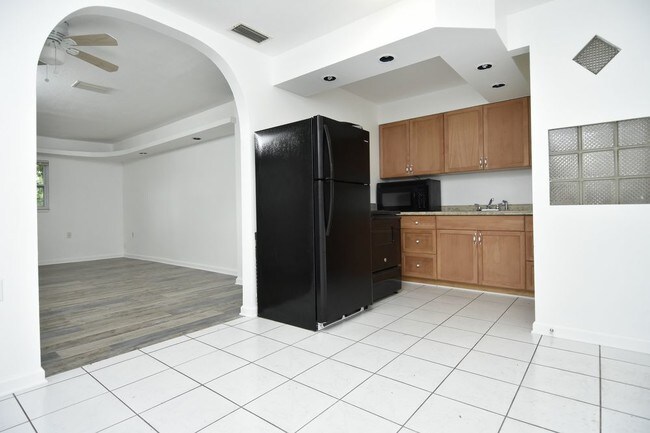Building Photo - Cute 1/1 Near Shands  VA -- LEASE PENDING