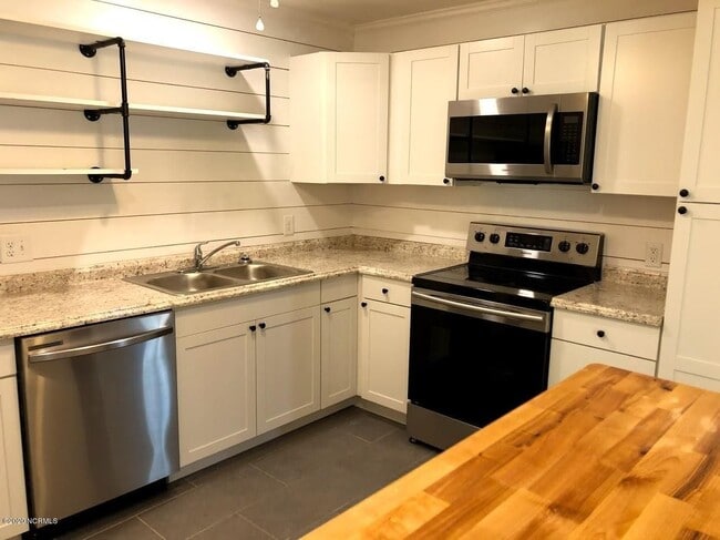 Building Photo - Walking Distance to UNCW