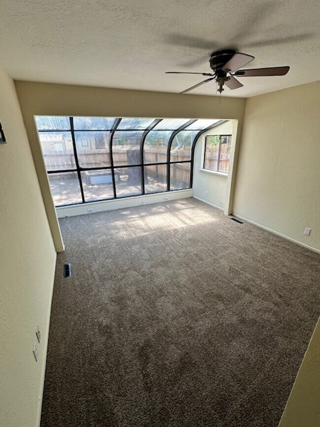 Foto del edificio - Single level home w/ 3Bd and 2 Ba! Availab...