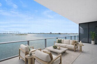 Building Photo - 700 NE 24th St