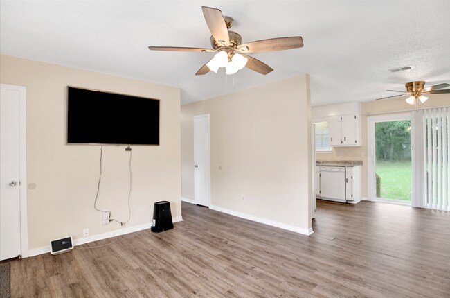 Foto del edificio - 4 Bed Home with Large Yard