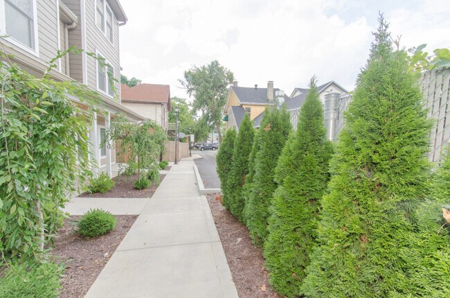 Building Photo - 414 E 4th St