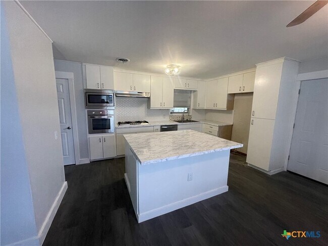 Foto del edificio - 3001 Hummingbird Ln