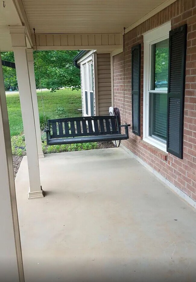 Building Photo - Knoxville 37922 - Available Now! 3 bedroom, 2 bath home - Contact Susan Niedergeses 865-300-4722