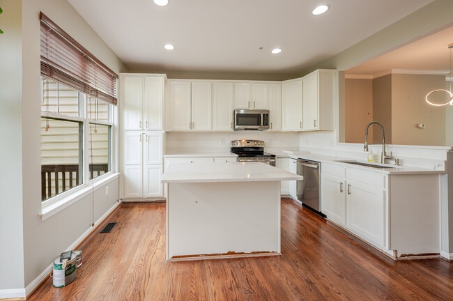 Building Photo - 506 Ava Way NE