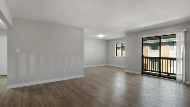 Building Photo - Woodhues Apartments - Ideal Location - Com...