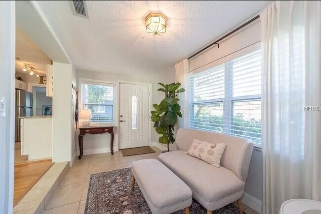 Foto del edificio - 1818 Weber St