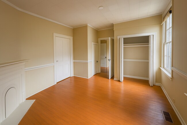 Building Photo - 2128 Jeff Davis St