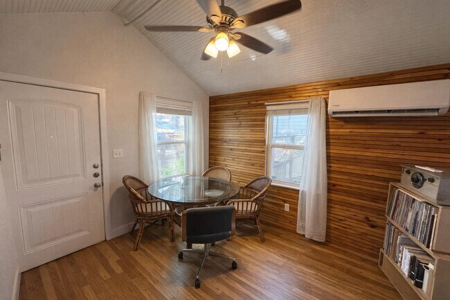 Foto del edificio - 3502 E 12th St