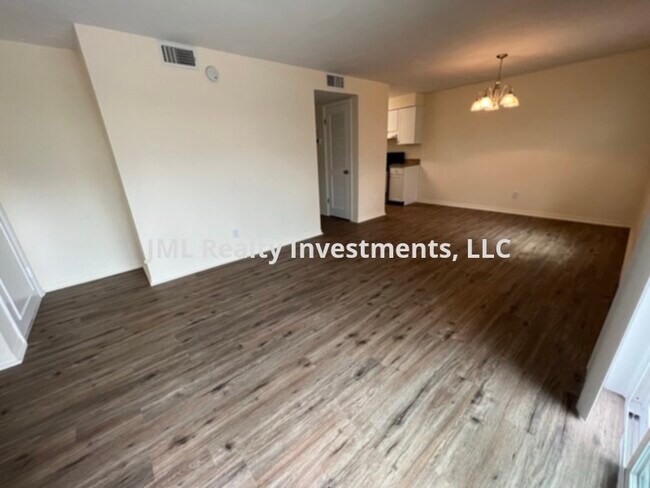 Foto del edificio - 1 bedroom Condo with Lake access and a private fenced yard for rent.