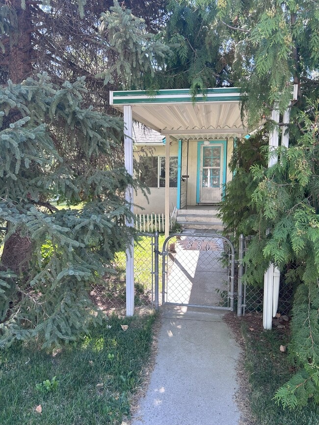Building Photo - 886 N 30th St N