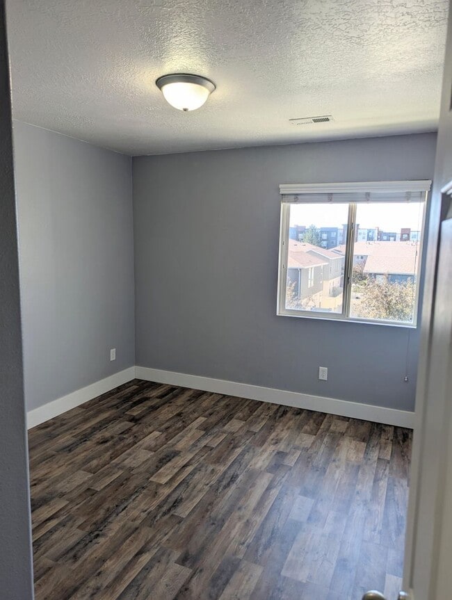 Building Photo - Beautiful 3 Bedroom Condo in Sandy!
