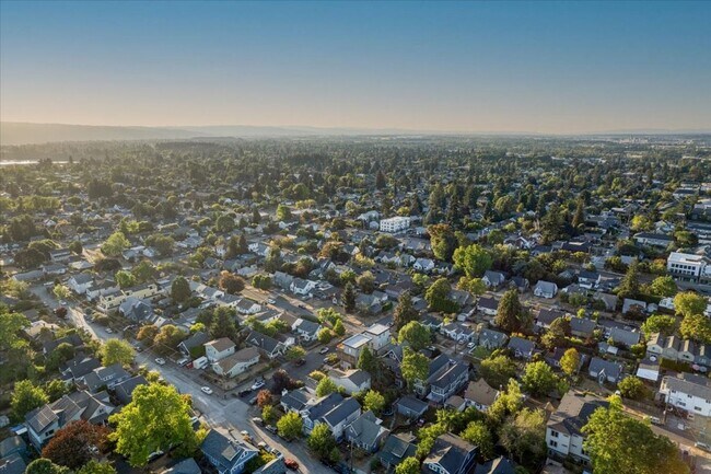 Foto del edificio - $500 off first month! Spacious, light-fill...