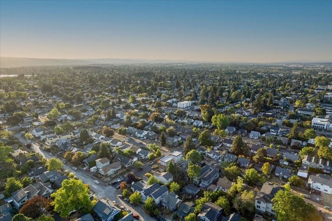 Foto del edificio - $500 off first month's rent! Spacious, light-filled 4-bdrm/3.5-bath home w/ roof deck