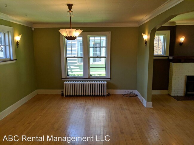 Building Photo - 3 br, 1.5 bath House - 117 Eau Claire Blvd
