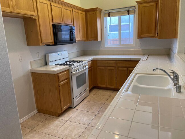 Foto del edificio - 4 Bedroom, 2 Bath in Desired Neighborhood ...