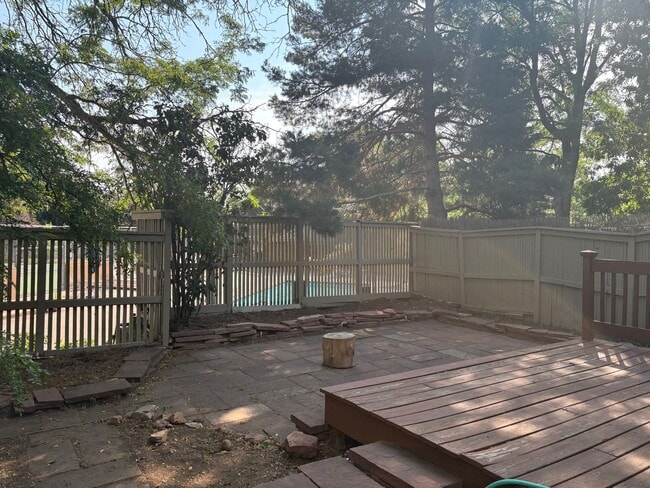 Building Photo - 4 Bed 3.5 Bath Wonderland Hill Townhouse. ...