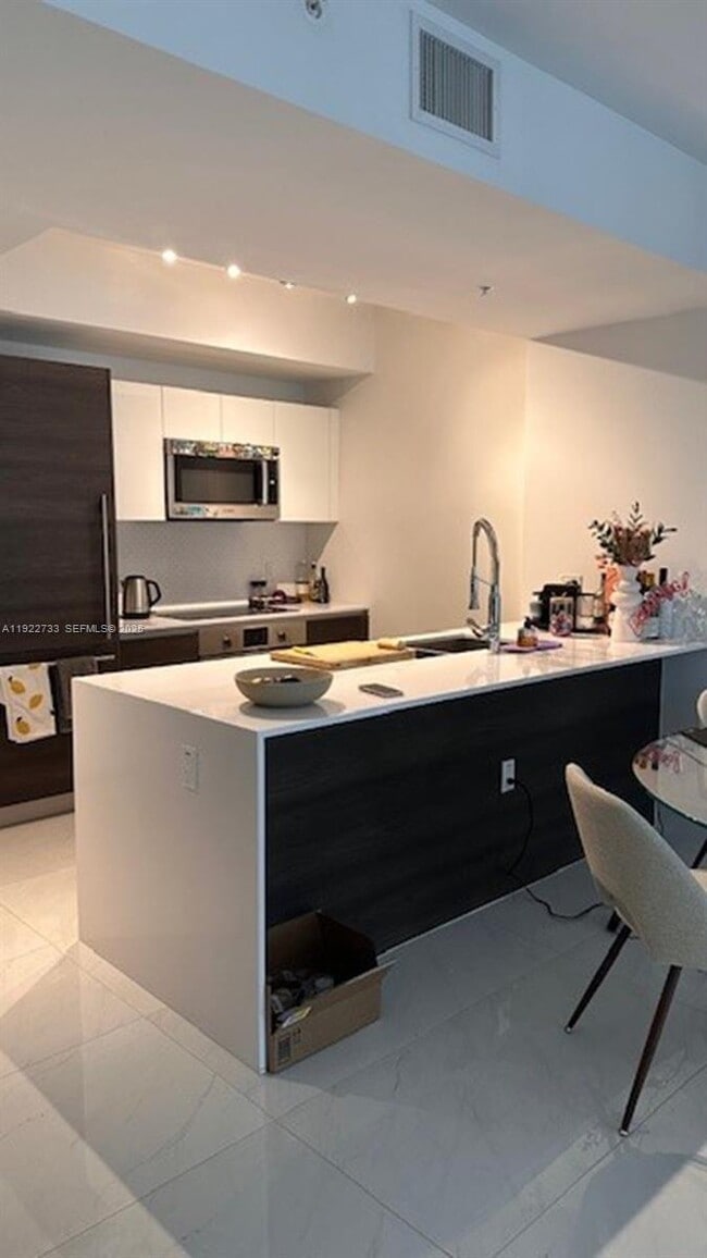 Foto del edificio - 301 Altara Ave