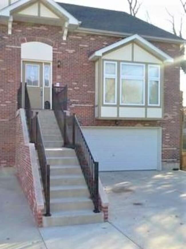 Building Photo - 9 Cabanne Townhome Dr