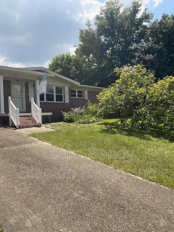 Building Photo - 1212 Suburban Dr