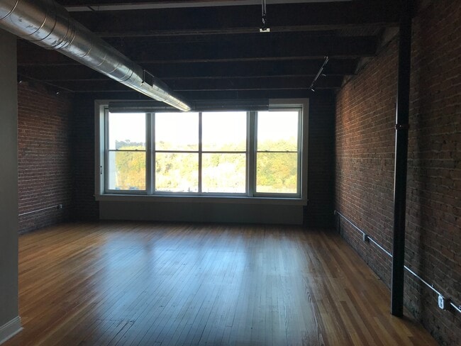 Building Photo - Penthouse above Benny's Pizza